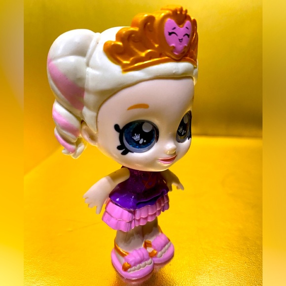 KINDI KIDS BOBBLE DOLL SERIES 2 POSEABLE DOLL BIG BLUE GLITTERY EYES, GOLD TIARA - Picture 2 of 9